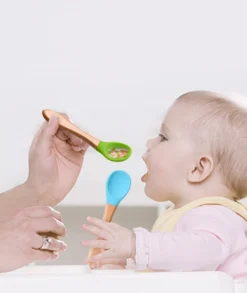 Dutsi - Set De Couverts Pour Enfants En Siliconen Et Bois - Rouge Vineux -Bébé Soldes Boutique 1013x1200 5