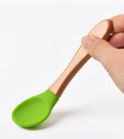 Dutsi - Set De Couverts Enfant En Siliconen Et Bois - Gris Ciment 16 Dutsi - Set De Couverts Enfant En Siliconen Et Bois - Gris Ciment -Bébé Soldes Boutique 1077x1200 7