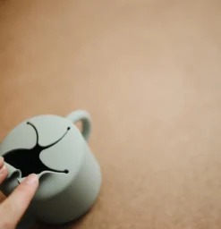 Boîte à Collation En Silicone - Mushie - Avec Poignées - Cambridge Blue -Bébé Soldes Boutique 1156x1200 21