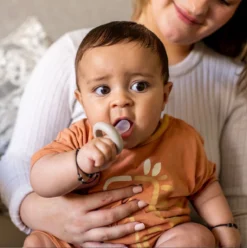 Tommee Tippee Like Sucette - Texture Semblable à La Peau - Conception Orthodontique Symétrique - Sans BPA - 0-6 Mois - Emballé Par 4 Sucettes -Bébé Soldes Boutique 1197x1200 3