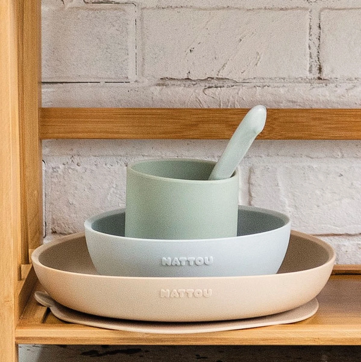Nattou Services De Table Enfants 4 Pièces Siliconen - Assiette + Kom + Tasse + Cuillère - Antidérapant - Sans BPA - Vert / Sable 2 Nattou Services De Table Enfants 4 Pièces Siliconen - Assiette + Kom + Tasse + Cuillère - Antidérapant - Sans BPA - Vert / Sable – Image 2