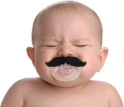 Sucette Drôle De Moustache - Sucette Kinder - Sucette - Cadeau - Sucette Mignonne - Sucette Pour Tout-petits - Cadeau Fille/ Garçons - Sucette Kinder - Sucette Farce - Sucette Pour Séance Photo - Sucette De Carnaval -Bébé Soldes Boutique 1200x1038 1