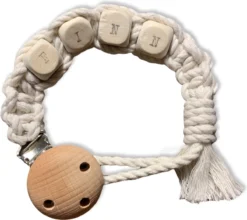 Attache-tétine En Macramé Avec Nom - Wit Cassé - Katoen - Macramé - Handgemaakt Aux Nederland - Livraison Gratuite