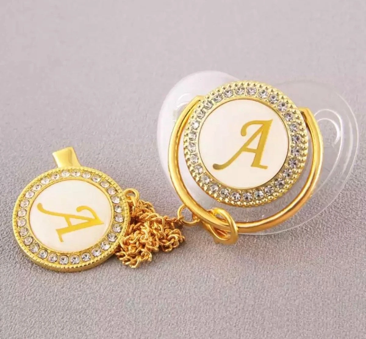 Tétine Lettre Avec Clip - Lettre A - 0 - 6 Mois - Gel De Silice - Or / Transparent - Sucettes De Luxe Avec Losanges - Tétine Personnalisée 1 Tétine Lettre Avec Clip - Lettre A - 0 - 6 Mois - Gel De Silice - Or / Transparent - Sucettes De Luxe Avec Losanges - Tétine Personnalisée