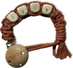 Attache-tétine En Macramé Avec Nom - Rouge/marron Rouille - Katoen - Macramé - Handgemaakt Aux Nederland - Livraison Gratuite