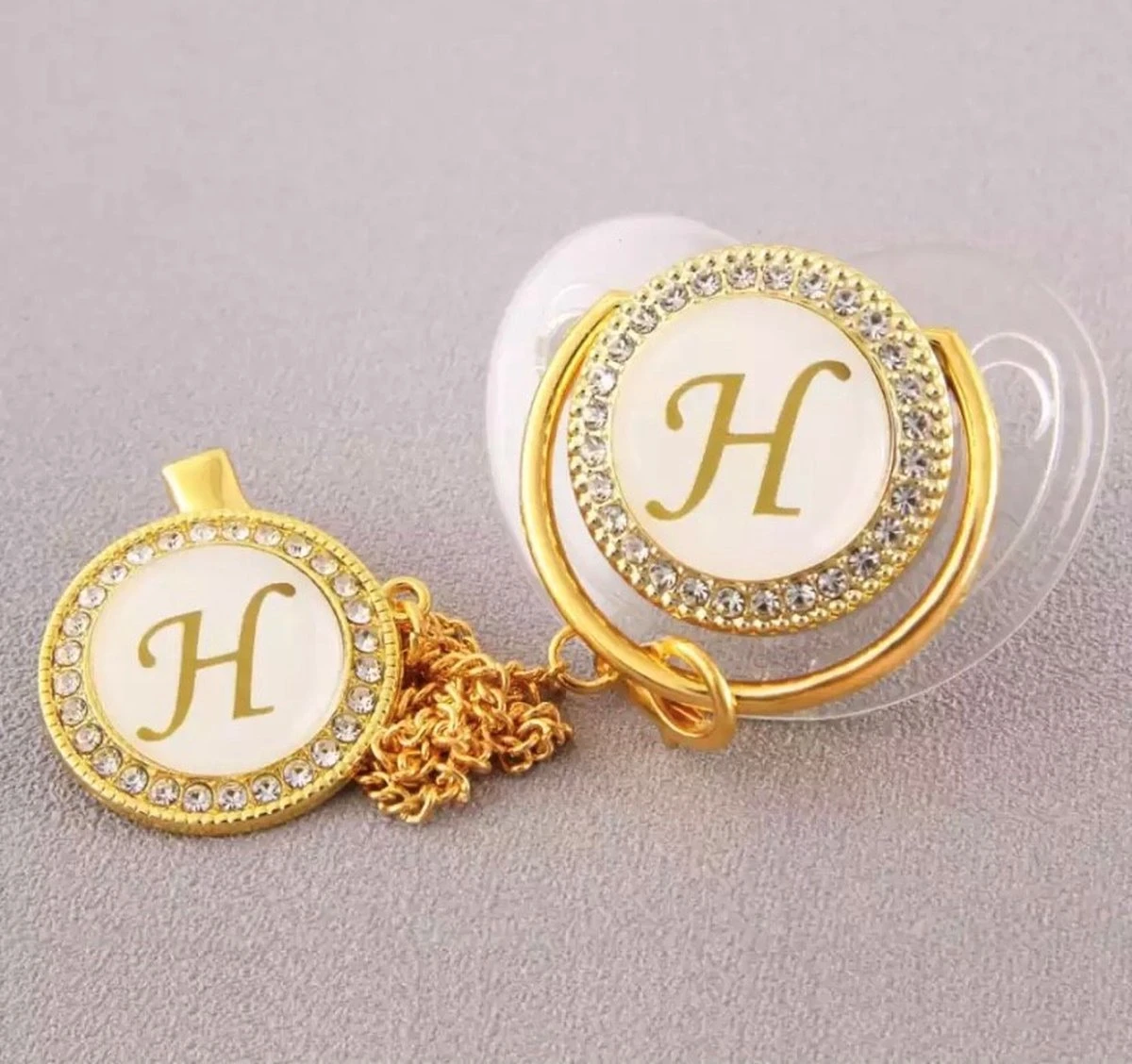 Tétine Lettre Avec Clip - Lettre H - 0 - 6 Mois - Gel De Silice - Or / Transparent - Sucettes De Luxe Avec Losanges - Tétine Personnalisée 1 Tétine Lettre Avec Clip - Lettre H - 0 - 6 Mois - Gel De Silice - Or / Transparent - Sucettes De Luxe Avec Losanges - Tétine Personnalisée