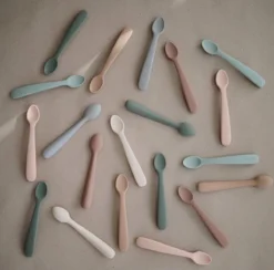 Cuillères En Silicone MUSHIE |Set 2 Pièces|Bleu Cambridge, Sable Changeant|Bavoirs|Cuillère|Bébé|Sans BPA -Bébé Soldes Boutique 1200x1184 8