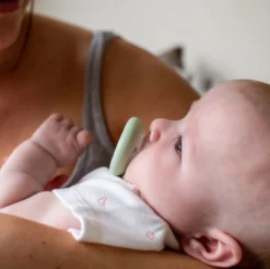 Tommee Tippee Like Sucette - Texture Semblable à La Peau - Conception Orthodontique Symétrique - Sans BPA - 0-6 Mois - Emballé Par 4 Sucettes -Bébé Soldes Boutique 1200x1196 1