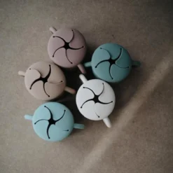 Boîte à Collation En Silicone - Mushie - Avec Poignées - Cambridge Blue -Bébé Soldes Boutique 1200x1200 1006