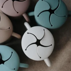 Boîte à Collation En Silicone - Mushie - Avec Poignées - Cambridge Blue -Bébé Soldes Boutique 1200x1200 1010