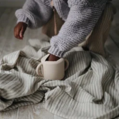 Boîte à Collation En Silicone - Mushie - Avec Poignées - Cambridge Blue -Bébé Soldes Boutique 1200x1200 1012