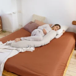 Doomoo Buddy Cover - Housse Pour Coussin D'allaitement Buddy - Coton Organique - 180 Cm - Tetra Jersey Sand -Bébé Soldes Boutique 1200x1200 1076