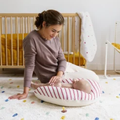 Doomoo Softy - Petit Coussin D'allaitement - Billes Ultra Fines Et Silencieuses - Coton Organique - 150 Cm - Ruby Stripes -Bébé Soldes Boutique 1200x1200 1336