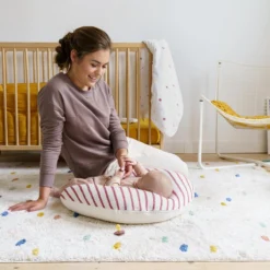 Doomoo Softy - Petit Coussin D'allaitement - Billes Ultra Fines Et Silencieuses - Coton Organique - 150 Cm - Ruby Stripes -Bébé Soldes Boutique 1200x1200 1337