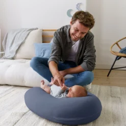 Doomoo Buddy - Coussin D'allaitement Et De Grossesse - Coton Organique - 180cm - Tetra Jersey Blue -Bébé Soldes Boutique 1200x1200 1411