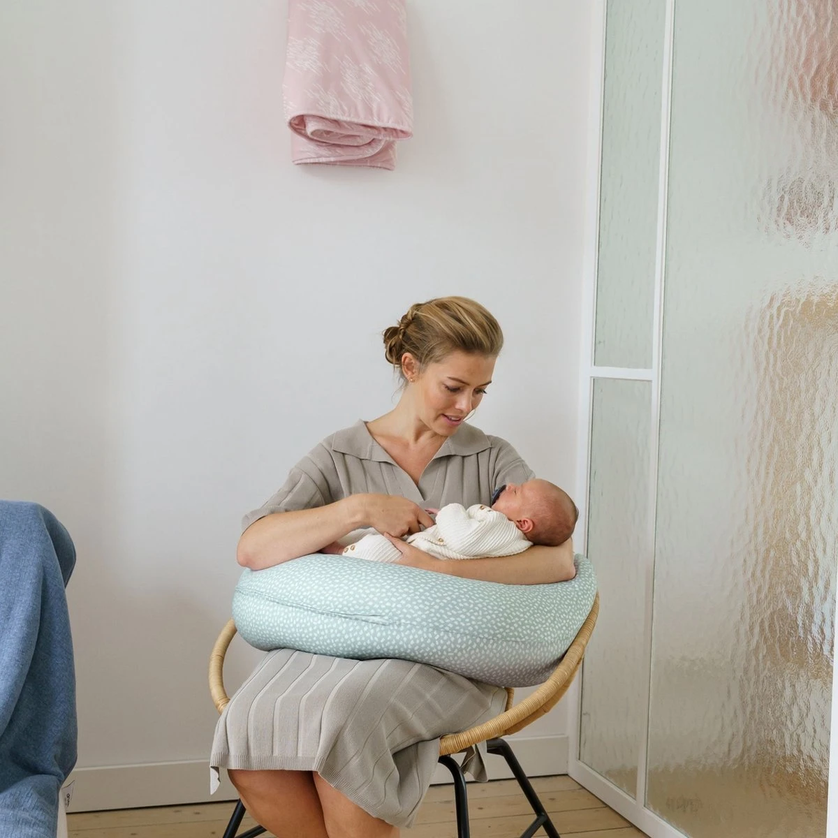 Doomoo Buddy Cover - Housse Pour Coussin D'allaitement Buddy - Coton Organique - 180 Cm - Cloudy Kaki 5 Doomoo Buddy Cover - Housse Pour Coussin D'allaitement Buddy - Coton Organique - 180 Cm - Cloudy Kaki – Image 5