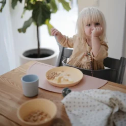 Mushie De Pratique Pour Enfants Mushie | Moutarde / Ocre | Cuillère + Fourchette | SALOPETTE | Spécifications -Bébé Soldes Boutique 1200x1200 1614