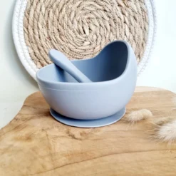 Kom En Siliconen Avec Ventouse Et Cuillère - Gris Bleu - Incassable - Utilisable Au Four Et Au Micro-ondes - Sans BPA - Passe Au Lave-vaisselle
