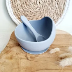 Kom En Siliconen Avec Ventouse Et Cuillère - Gris Bleu - Incassable - Utilisable Au Four Et Au Micro-ondes - Sans BPA - Passe Au Lave-vaisselle -Bébé Soldes Boutique 1200x1200 1624