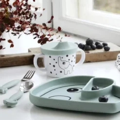 Plaque Antidérapante En Silicone Elphee Blue Done By Deer -Bébé Soldes Boutique 1200x1200 1640