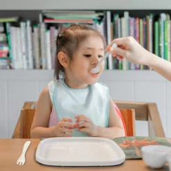 Deryan Quuby Microplaques Plaque Siliconen Avec Des Cuillères - Plaque Bébé - Le Blanc Service De Table Pour Les Enfants -Bébé Soldes Boutique 1200x1200 1847