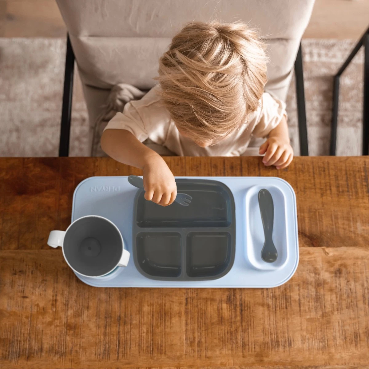 Set De Table Deryan Quuby - Set De Table - Set D'assiettes - Vaisselle Enfant - Gobelet - Blauw/ Grijs 2 Set De Table Deryan Quuby - Set De Table - Set D'assiettes - Vaisselle Enfant - Gobelet - Blauw/ Grijs – Image 2