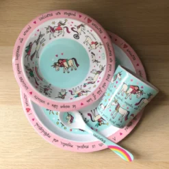 Set Vaisselle Enfant Licorne Mélaminé (assiette + Bol + Tasse + Cuillère) - Tyrrell Katz & Set Vaisselle Plastique Rose - Kalas