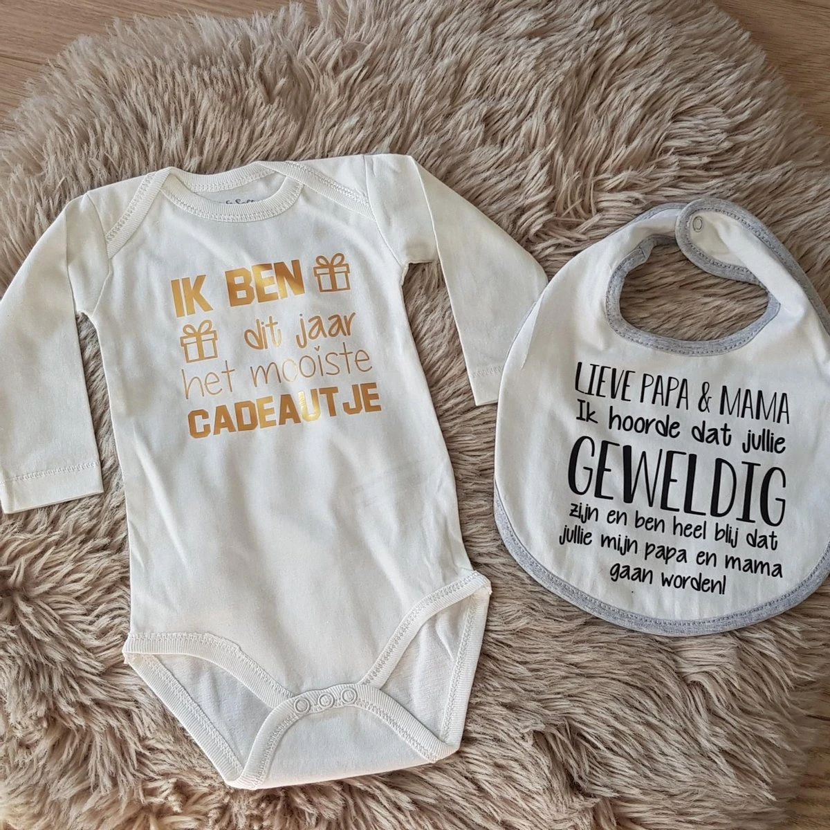 Coffret Cadeau Bébé Avec Bavoir Et Barboteuse Avec Texte Pour Garçon Ou Fille Annonce Annonce De Grossesse Naissance Annonce De Grossesse Enceinte Papa Maman être Grand-père Et Grand-mère Oncle Tante Annonce Sexe Sœur 1 Coffret Cadeau Bébé Avec Bavoir Et Barboteuse Avec Texte Pour Garçon Ou Fille Annonce Annonce De Grossesse Naissance Annonce De Grossesse Enceinte Papa Maman être Grand-père Et Grand-mère Oncle Tante Annonce Sexe Sœur