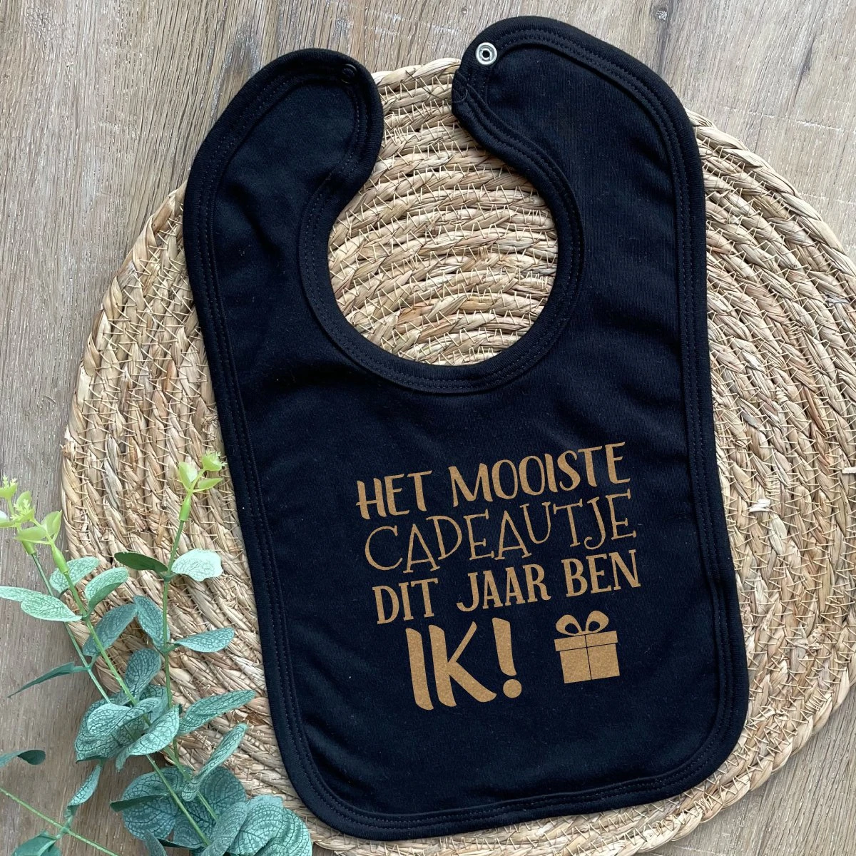 Bavoir Avec Texte - Le Plus Beau Cadeau De Cette Année C'est Moi - Zwart Avec Or - Cadeau - Noël - Sinterklaas - Cadeau De Maternité - Baby Shower - Enceinte - Naissance - Bavoir - Bavoir 2 Bavoir Avec Texte - Le Plus Beau Cadeau De Cette Année C'est Moi - Zwart Avec Or - Cadeau - Noël - Sinterklaas - Cadeau De Maternité - Baby Shower - Enceinte - Naissance - Bavoir - Bavoir – Image 2