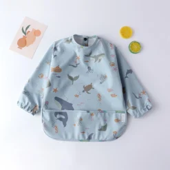 Bavoir Imperméable Avec Manche - Bavoir Manches Longues - Imperméable - Bleu Avec Poisson - Taille M - à Partir De 12 Mois - Cadeau Sinterklaas - Petits Cadeaux Sinterklaas - Liste - Enfants Jusqu'à 25 Euros