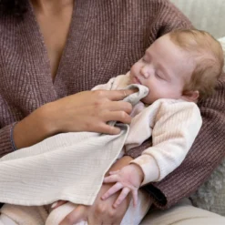 Doomoo Basics - Mom'n Play Tetra Almond - Écharpe D'allaitement Polyvalente - Coton Biologique -Bébé Soldes Boutique 1200x1200 560