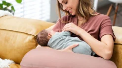 Doomoo Basics Comfy Big - Coussin D'allaitement - Coton Biologique - 190cm - Tetra Pink -Bébé Soldes Boutique 1200x674 11