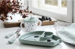 Plaque Antidérapante En Silicone Elphee Blue Done By Deer -Bébé Soldes Boutique 1200x790 2