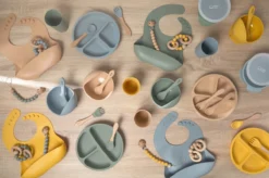 Kave Home - Set D'assiettes Et Couverts Epiphany En Silicone Beige Et Bois 8 Kave Home - Set D'assiettes Et Couverts Epiphany En Silicone Beige Et Bois -Bébé Soldes Boutique 1200x799 22