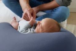Doomoo Buddy - Coussin D'allaitement Et De Grossesse - Coton Organique - 180cm - Tetra Jersey Blue -Bébé Soldes Boutique 1200x800 86