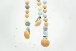 Attache Tétine Gris - Sucette - Cordon - Bébé - Garçon - Fille - Cadeau De Maternité - Fête Bébé - Baby Shower - Fête Genderreveal -Bébé Soldes Boutique 1200x808 1