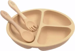 Kave Home - Set D'assiettes Et Couverts Epiphany En Silicone Beige Et Bois 11 Kave Home - Set D'assiettes Et Couverts Epiphany En Silicone Beige Et Bois -Bébé Soldes Boutique 1200x814 4