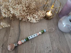 Attache Tétine Avec Naam - Attache Tétine Personnalisée - Cadeau Baby Shower - Cadeau Personnalisé - Chaîne Pour Tétine - Fleur D' Orange