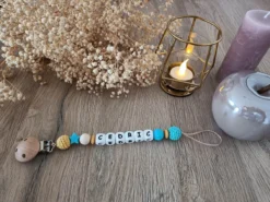 Chaîne De Tétine Avec Naam - Chaîne De Tétine Personnalisée - Cadeau De Douche De Bébé - Cadeau Personnalisé - Chaîne De Tétine - Wood Miel Blue -Bébé Soldes Boutique 1200x900 8