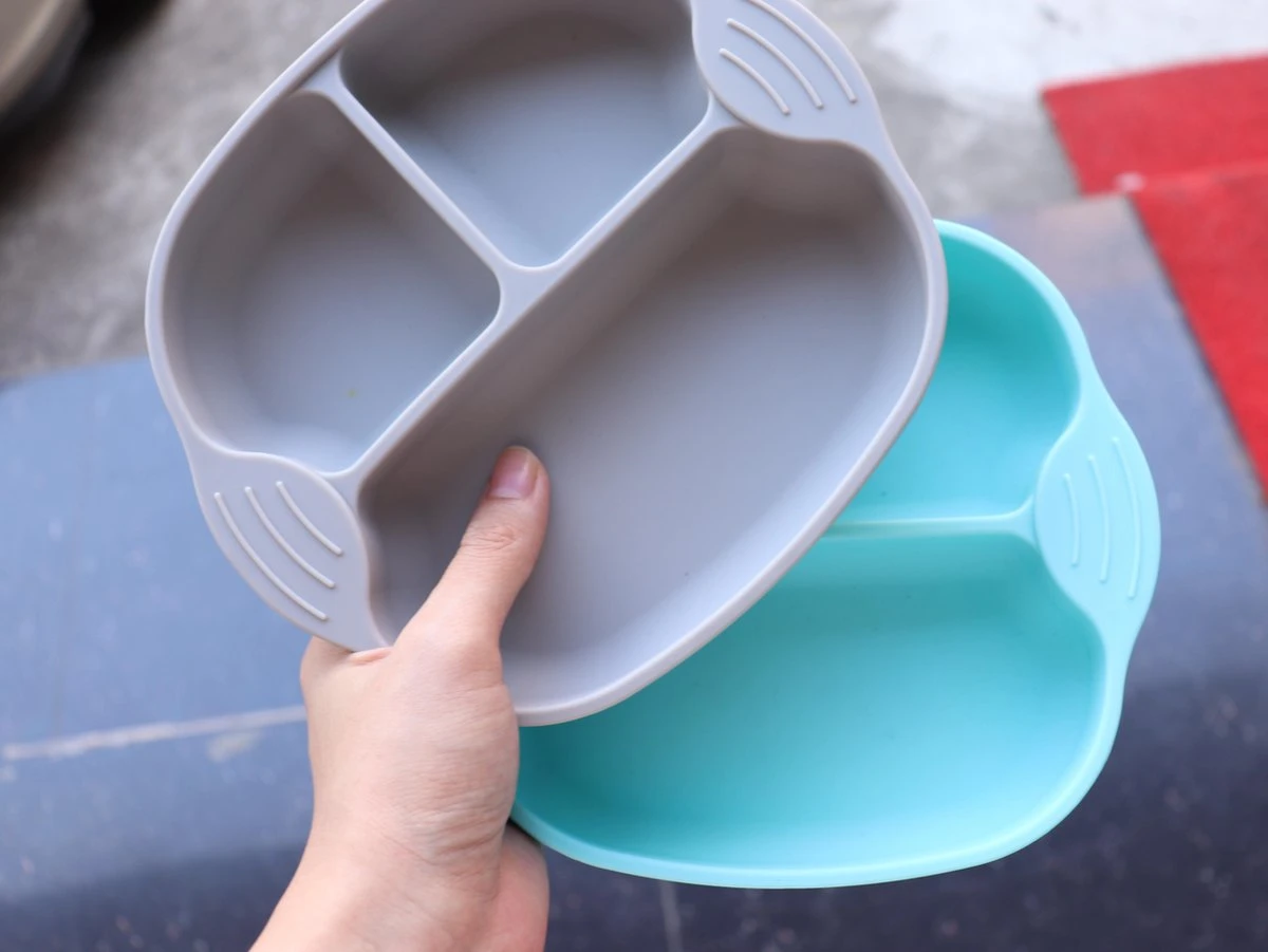 Assiette Bébé En Silicone Pratique Avec Compartiments Et Ventouse | Assiette Bébé | Assiette Pour Enfants | Couleur: Gris | Signe Sans BPA Et PVC 2 Assiette Bébé En Silicone Pratique Avec Compartiments Et Ventouse | Assiette Bébé | Assiette Pour Enfants | Couleur: Gris | Signe Sans BPA Et PVC – Image 2