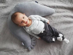 La Millou Coussin De Grossesse | Mamie Dana Le Poulet, Smoke Mint | Coussinet D'Allaitement, Oreiller De Maternité -Bébé Soldes Boutique 1200x916 2