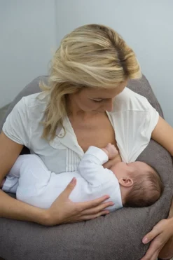 Form Fix Voedingskussen Inclusief 2 Voedingskussenhoezen Bruin VOORDEELBUNDEL -Bébé Soldes Boutique 798x1200 2