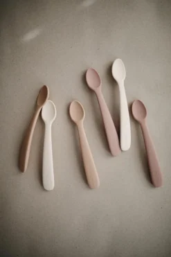 Cuillères En Silicone MUSHIE |Set 2 Pièces|Pierre, Mauve Nuageux|Bavoirs|Cuillère|Bébé|Sans BPA -Bébé Soldes Boutique 799x1200 23
