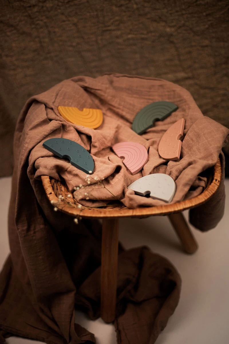 BIBS Bohème Sucette | Taille 1 0-6 Mois | Set 4 Pièces + Monkiezz Jouet De Dentition Rainbow Wood | Chêne Foncé, Sage, Peach, Ivoire 2 BIBS Bohème Sucette | Taille 1 0-6 Mois | Set 4 Pièces + Monkiezz Jouet De Dentition Rainbow Wood | Chêne Foncé, Sage, Peach, Ivoire – Image 2