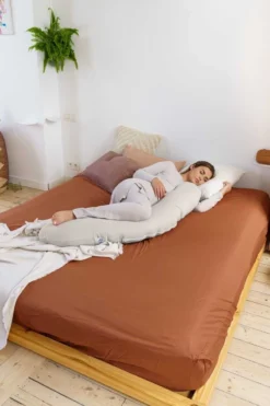 Doomoo Buddy - Coussin D'allaitement Et De Grossesse - Coton Organique - 180cm - Tetra Jersey Sand -Bébé Soldes Boutique 800x1200 37