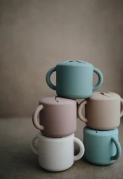 Boîte à Goûter En Silicone - Mushie - Avec Poignées - Rose Blush -Bébé Soldes Boutique 823x1200