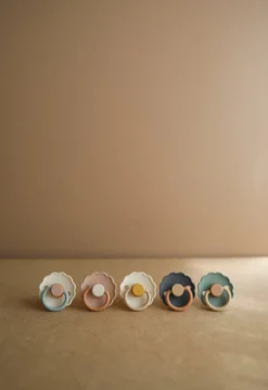 Frigg Sucette Daisy Honey Gold/ Rose Gold T1 0-6 Mois (2 Pièces) -Bébé Soldes Boutique 825x1200 5