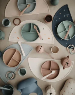 Cuillères En Silicone MUSHIE |Set 2 Pièces|Bleu Cambridge, Sable Changeant|Bavoirs|Cuillère|Bébé|Sans BPA -Bébé Soldes Boutique 950x1200 2