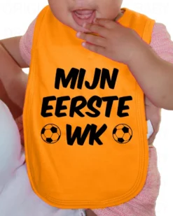 2 PIÈCES - Bavoir Unisexe MY FIRST World Cup - Oranje Avec Noir - Taille Unique - Coupe Régulière - Textes Amusants Et Amusants | Motifs - Kwoots Original - Pour Garçons Et Filles - Lavable - Cadeau - We Love Oranje - Bavoirs - Avec Fermeture