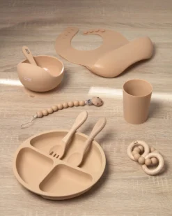 Kave Home - Set D'assiettes Et Couverts Epiphany En Silicone Beige Et Bois